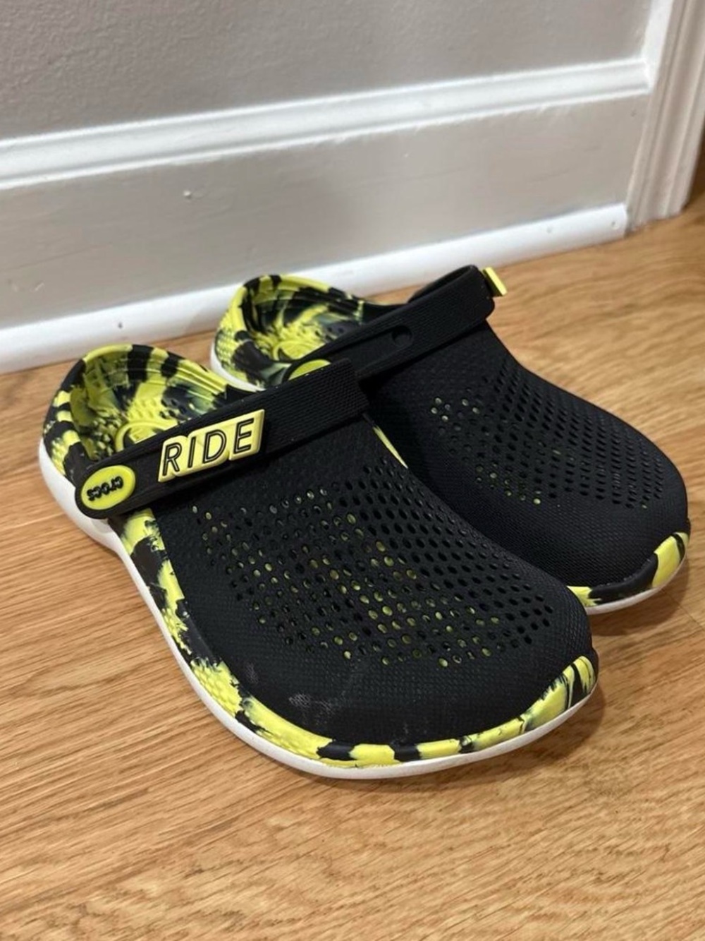 Crocs Women’s Size 6 Black & Neon Yellow